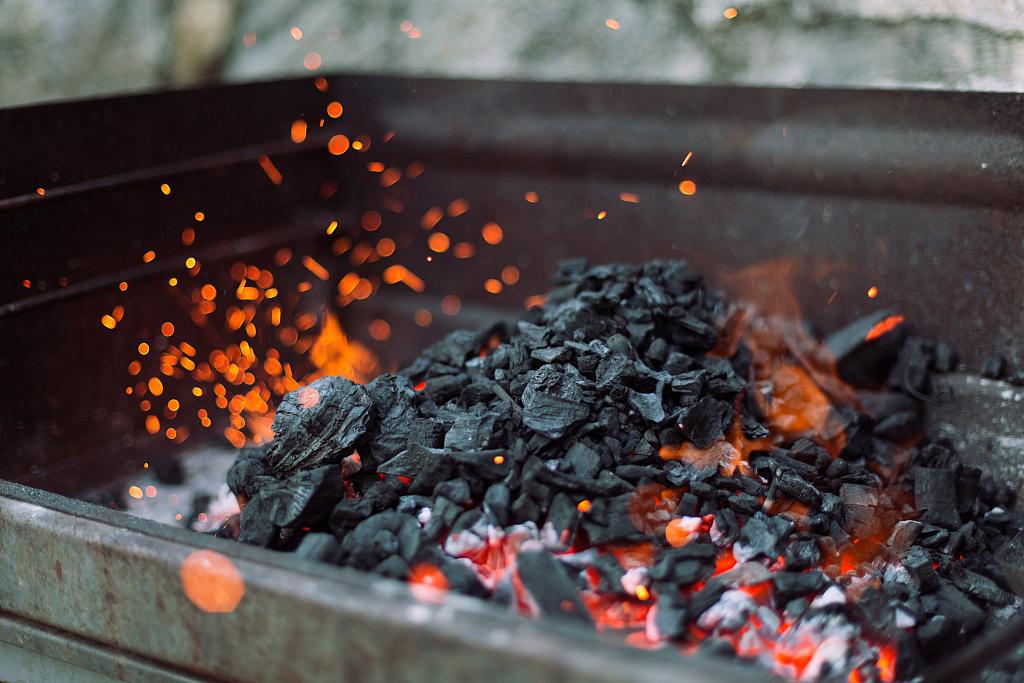 经历“过山车”后煤价重回起点 部分电厂价依然较高 明年价格中枢或下移(图1)