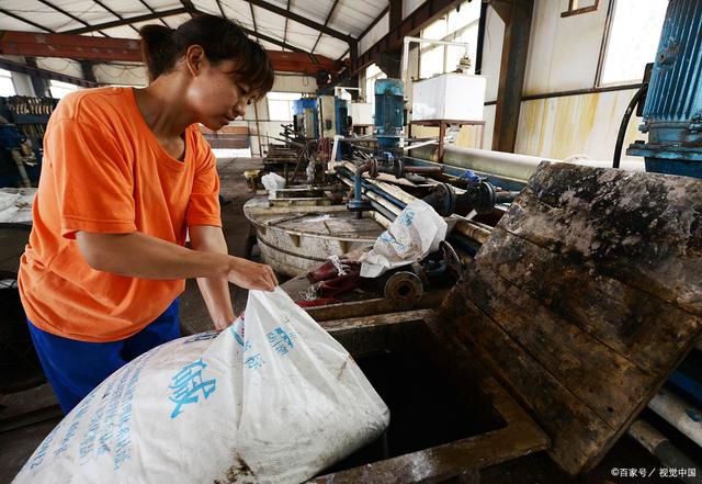 纯碱期货触及跌停，玻璃期货大幅回落(图2)